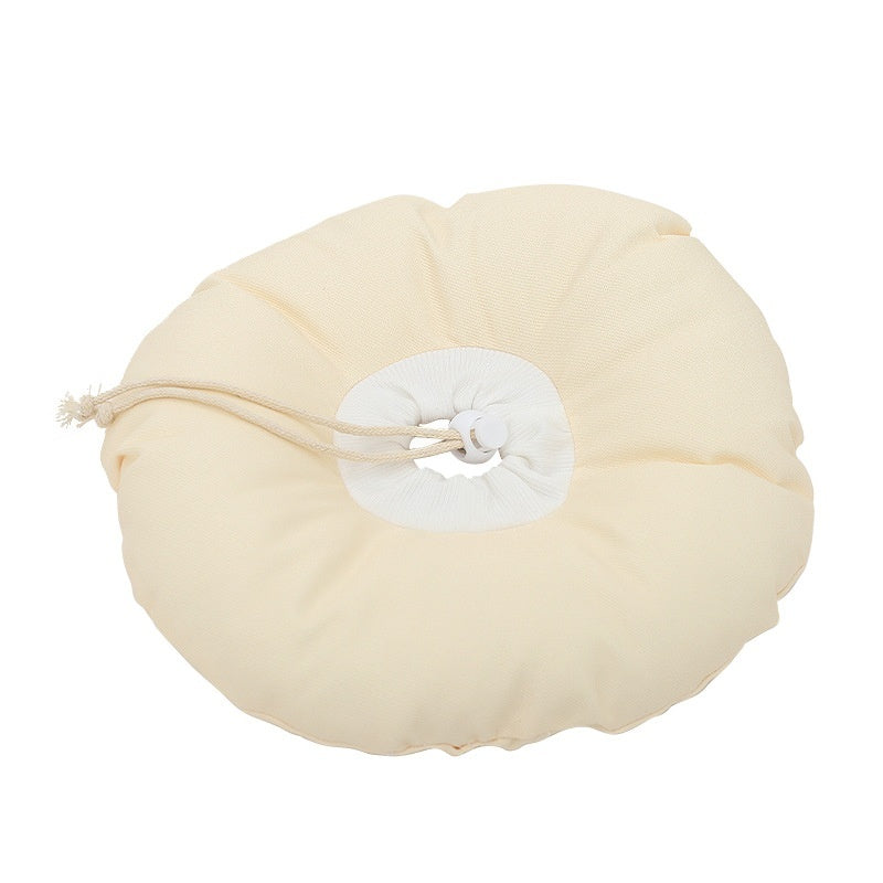 Coussin doux en coton bio, idéal pour le confort des animaux de compagnie avec une coupe décontractée.