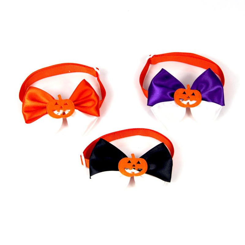 Ensemble de trois nœuds papillon d'Halloween pour animaux, décorés de citrouilles, en orange, violet et noir.