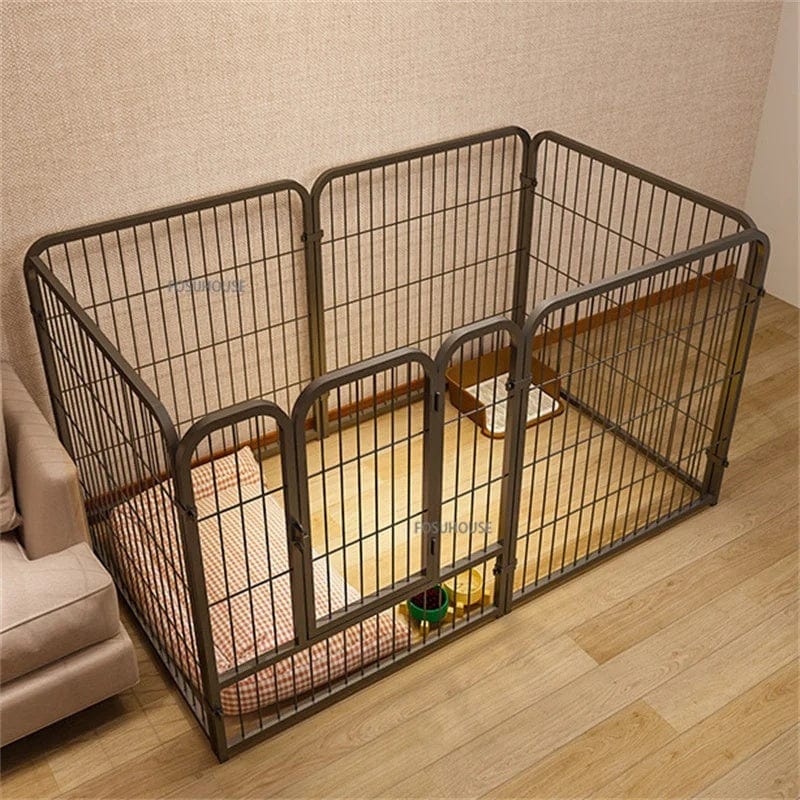 Clôture en fer forgé moderne pour chien, offrant un espace sécurisé à l'intérieur, avec coussin et gamelle.