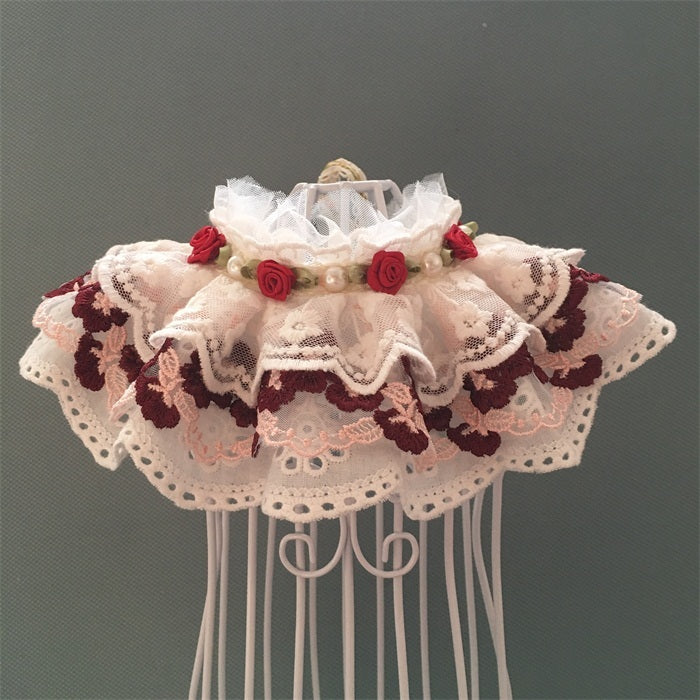Bavoir ajustable en coton avec nœud en dentelle et roses, parfait pour le style des animaux de compagnie.