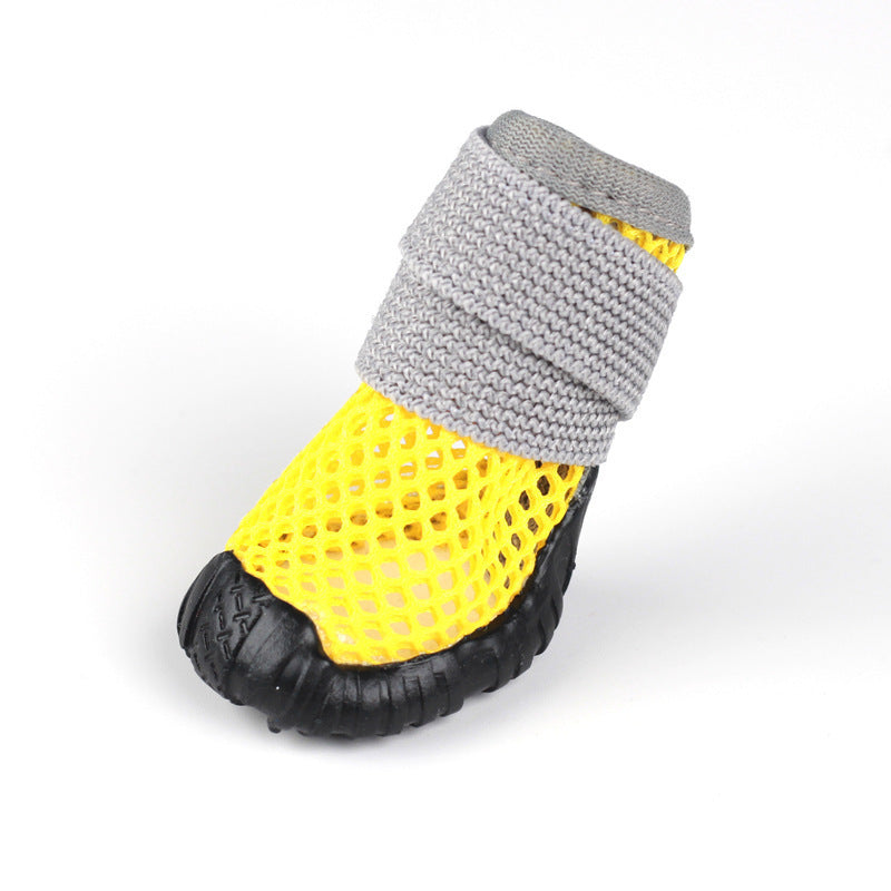 Chaussure anti-dérapante douce pour chien en mesh jaune, conçue pour le confort et la sécurité sur surfaces glissantes.