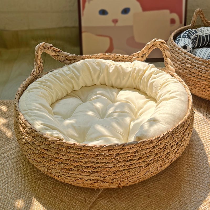 Panier confortable en rattan pour animaux avec coussin doux, idéal pour chats et petits chiens.