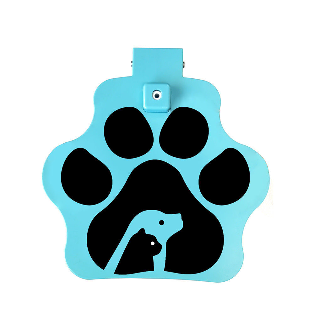 Distributeur d'eau automatique pour animaux en forme de patte en plastique durable, idéal pour garder vos animaux hydratés.