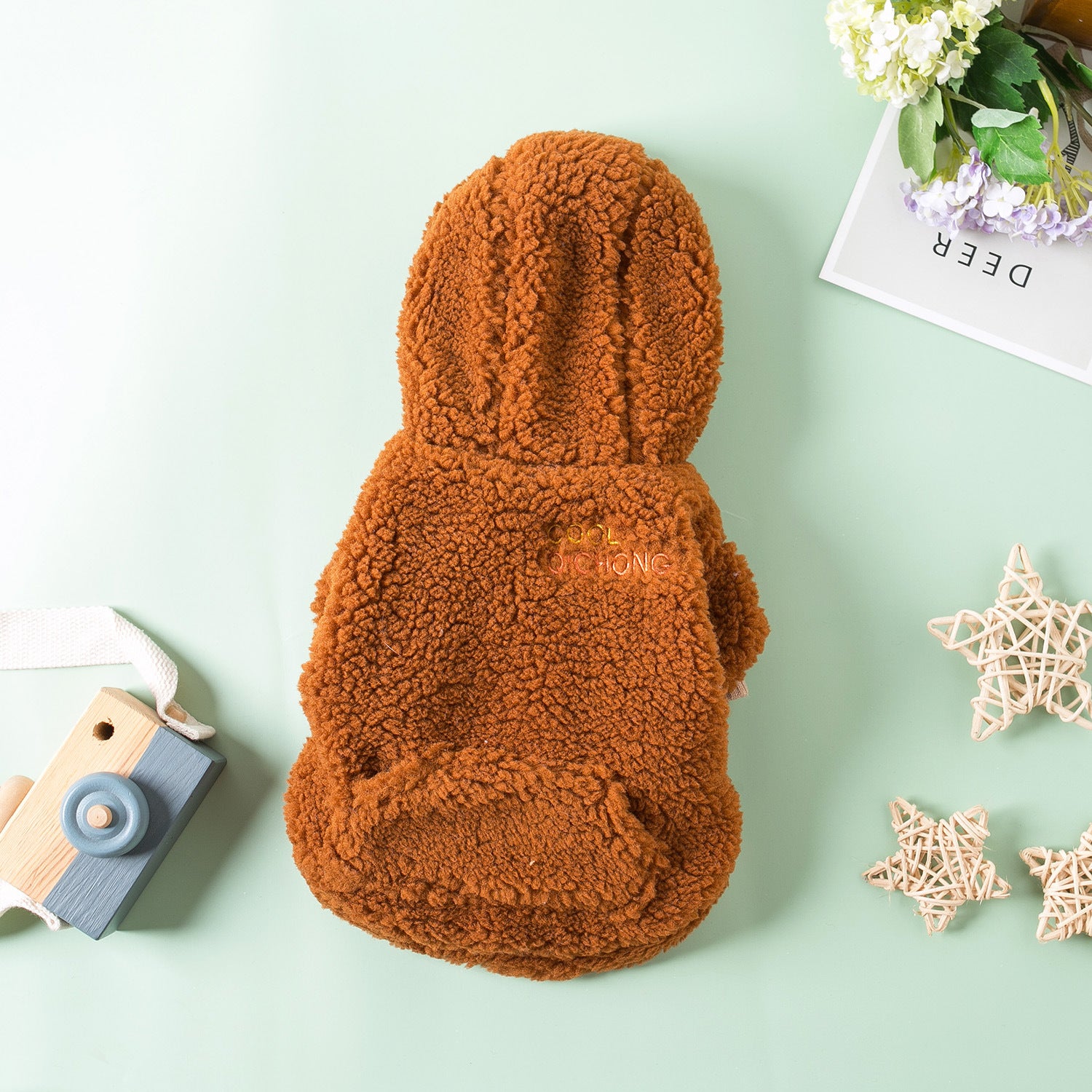 Vêtement d'hiver en peluche pour animaux, couleur orange, avec capuche, doux et confortable.