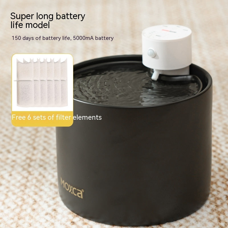 Distributeur d'eau intelligent pour chats avec longue durée de vie de batterie, filtre inclus et design en céramique.