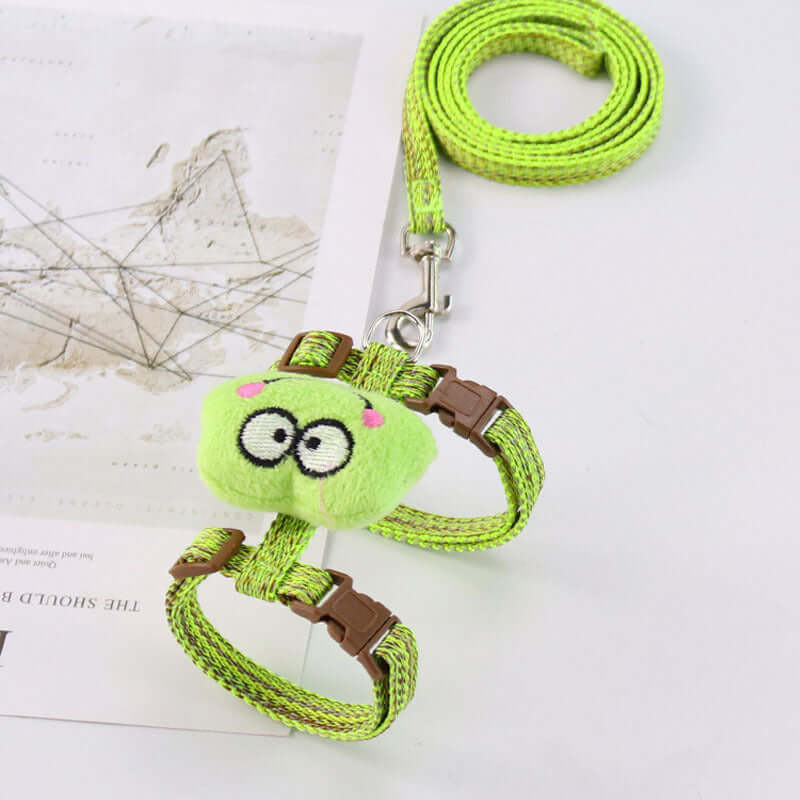Harnais ajustable vert pour chats avec laisse, confortable et sécurisé pour les promenades.