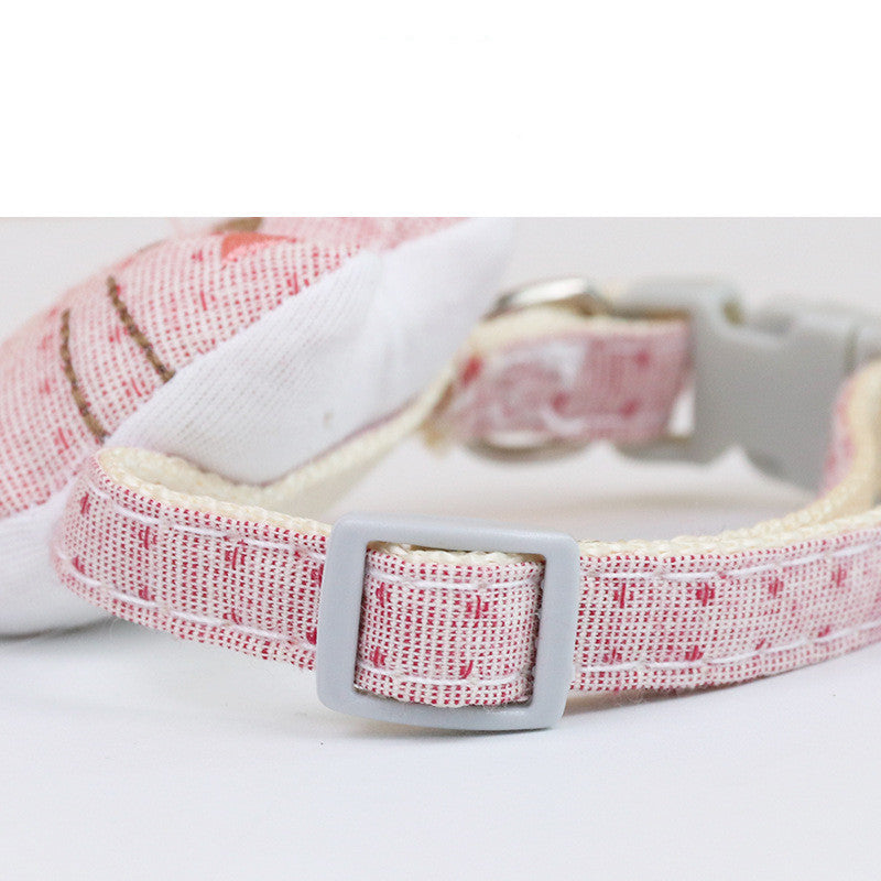 Collier de chat multicolore avec nœud papillon et boucle en plastique, conçu pour le confort et le style.