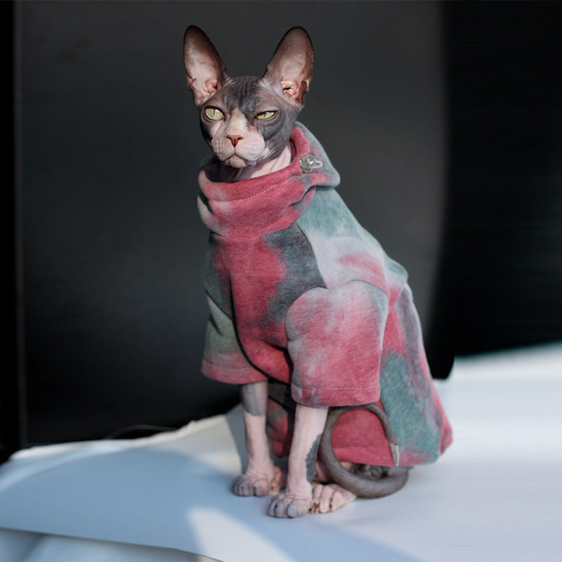 Chat portant un hoodie chaud en velours tie-dye, stylé et décontracté, disponible pour chiens et chats.