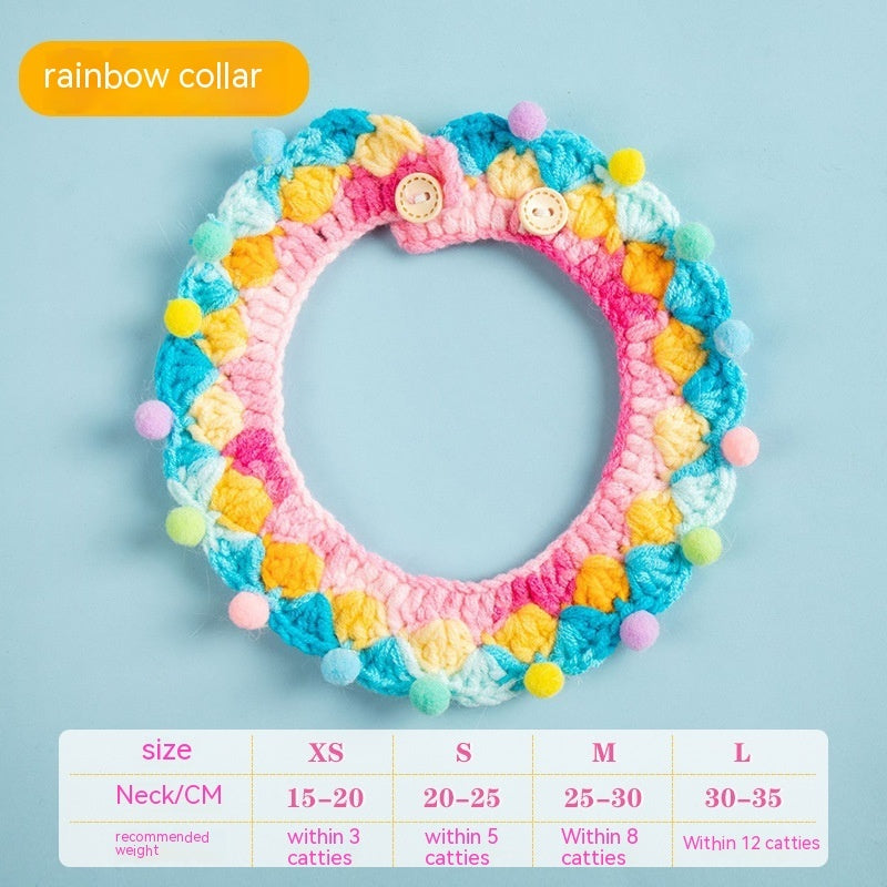 Écharpe tricotée colorée pour chat avec pompons, tailles XS à L, style joyeux et confortable.