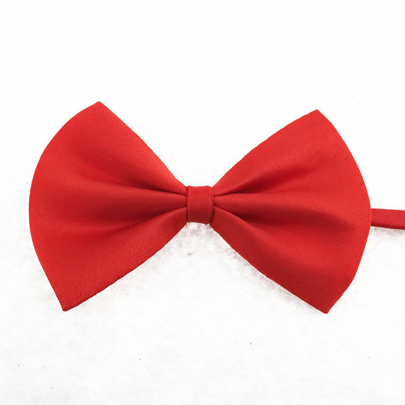 Collier pour animaux avec nœud rouge en tissu, parfait pour un look élégant et stylé.