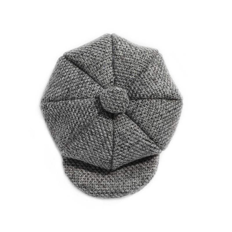 Chic beret for cats, adding elegance and style for pets in a classic gray color.