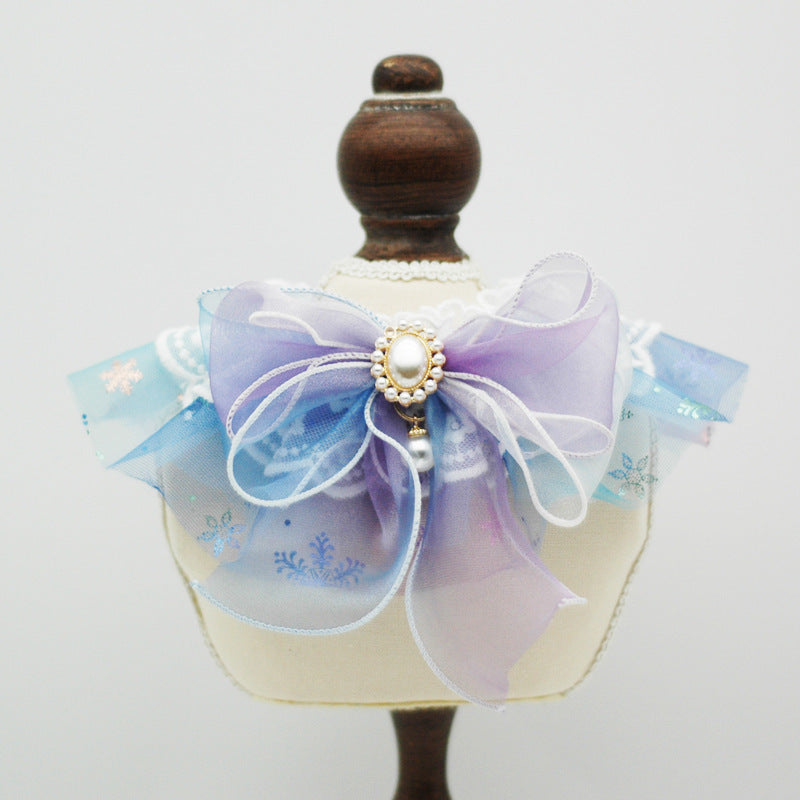 Écharpe de Noël élégante pour animaux de compagnie, en organza léger avec un nœud festif et un bijou.