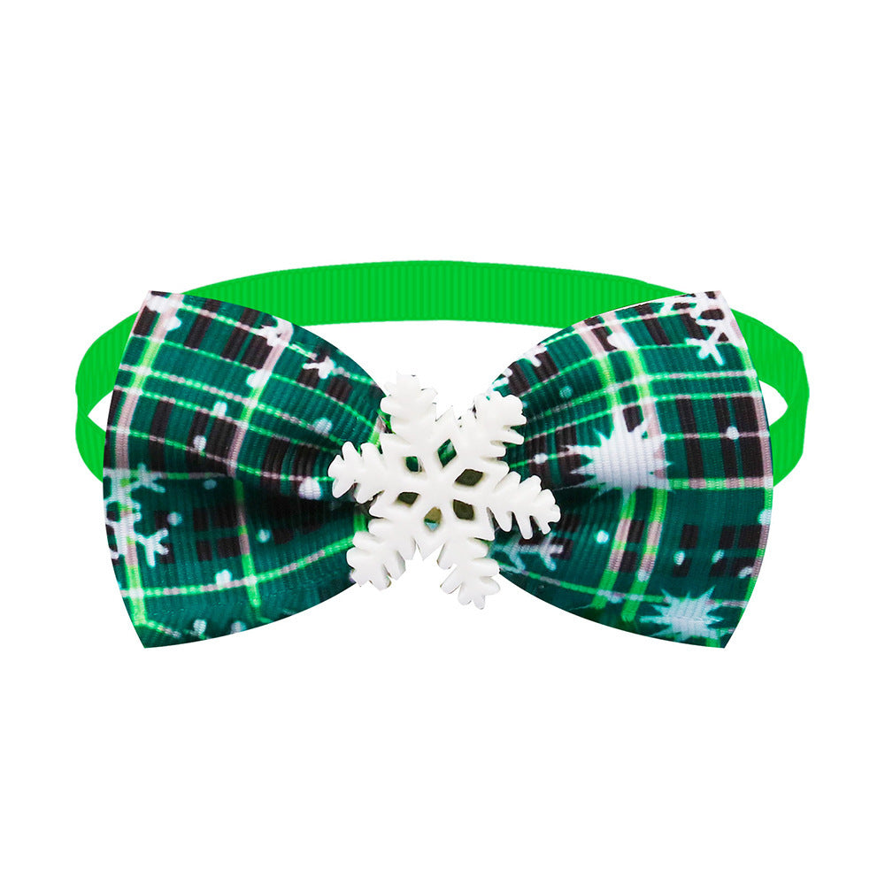 Nœud papillon en plaid vert avec motif flocon de neige pour chiens et chats, accessoire élégant pour animaux.