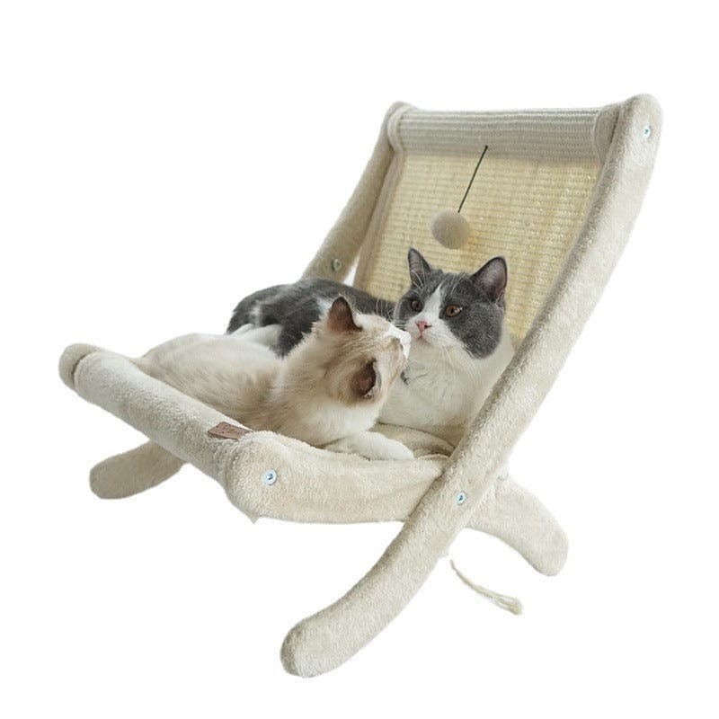 Deux chats se détendent sur un lit sofa beige avec un jouet suspendu, illustrant le confort pour animaux.