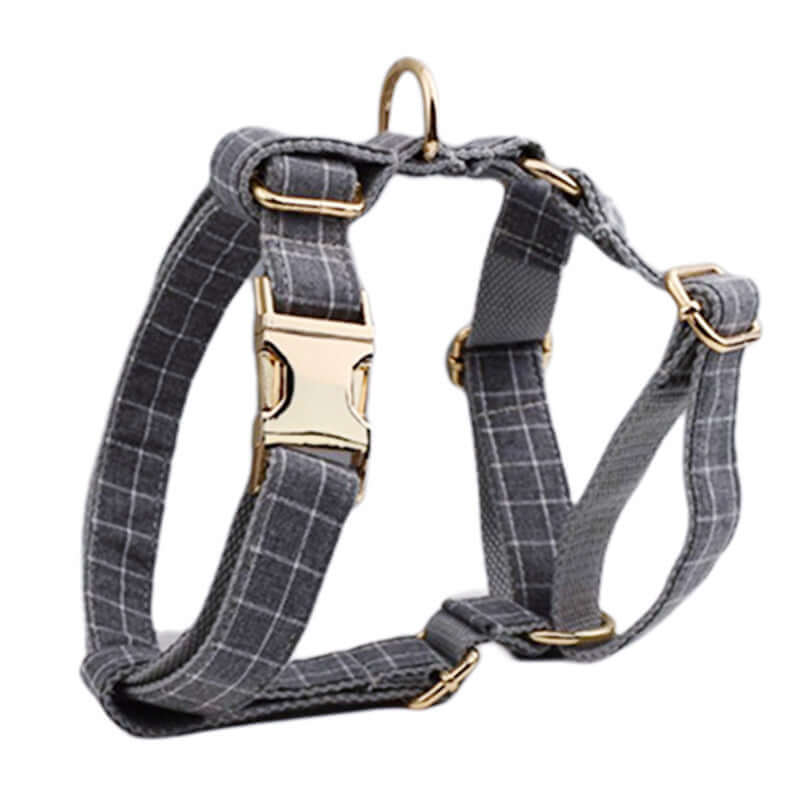 Harnais de sécurité pour chien en tissu gris à carreaux avec fermoir doré et design ajustable.
