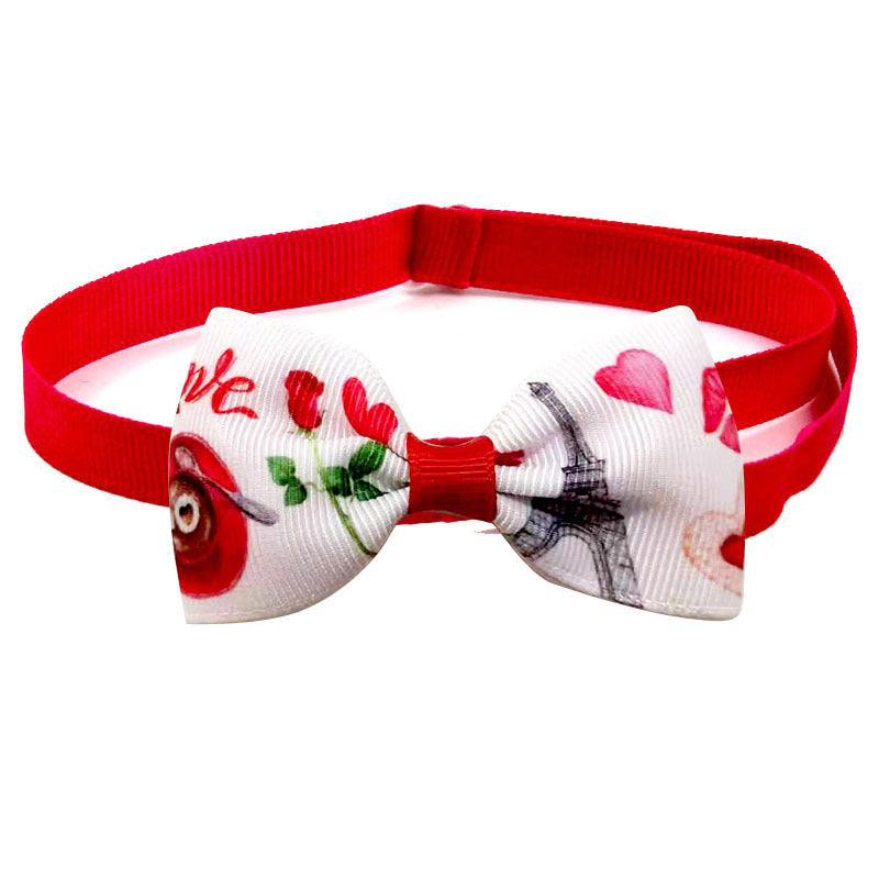 Nœud papillon pour chat Loving Cupid avec motifs romantique sur fond blanc et bande rouge.