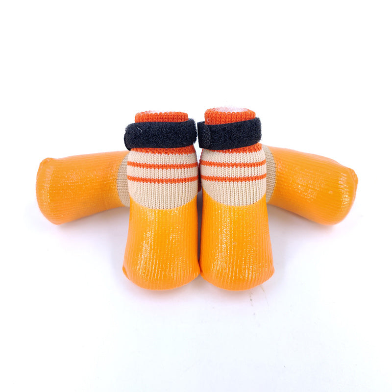Chaussettes imperméables et antidérapantes pour chiens, en coton et caoutchouc, offrant confort et protection.
