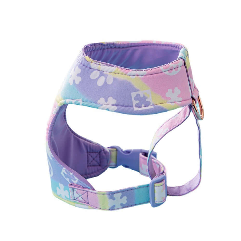 Harnais coloré pour chien avec motifs floraux, idéal pour promenades confortables et sécurisées.