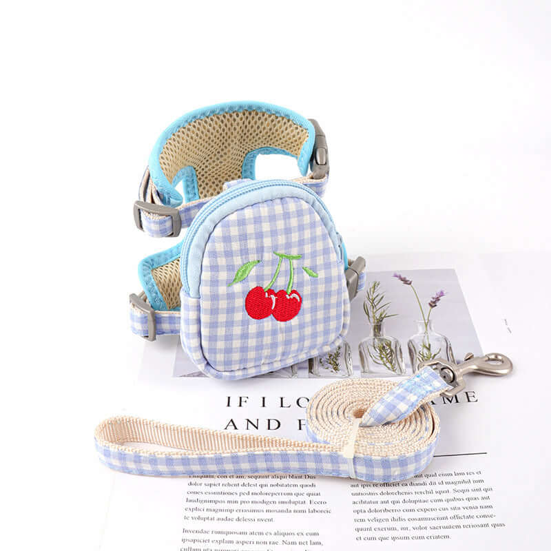 Harnais en coton à motifs de cerises pour petits chiens, avec laisse assortie, sur un fond de papier.