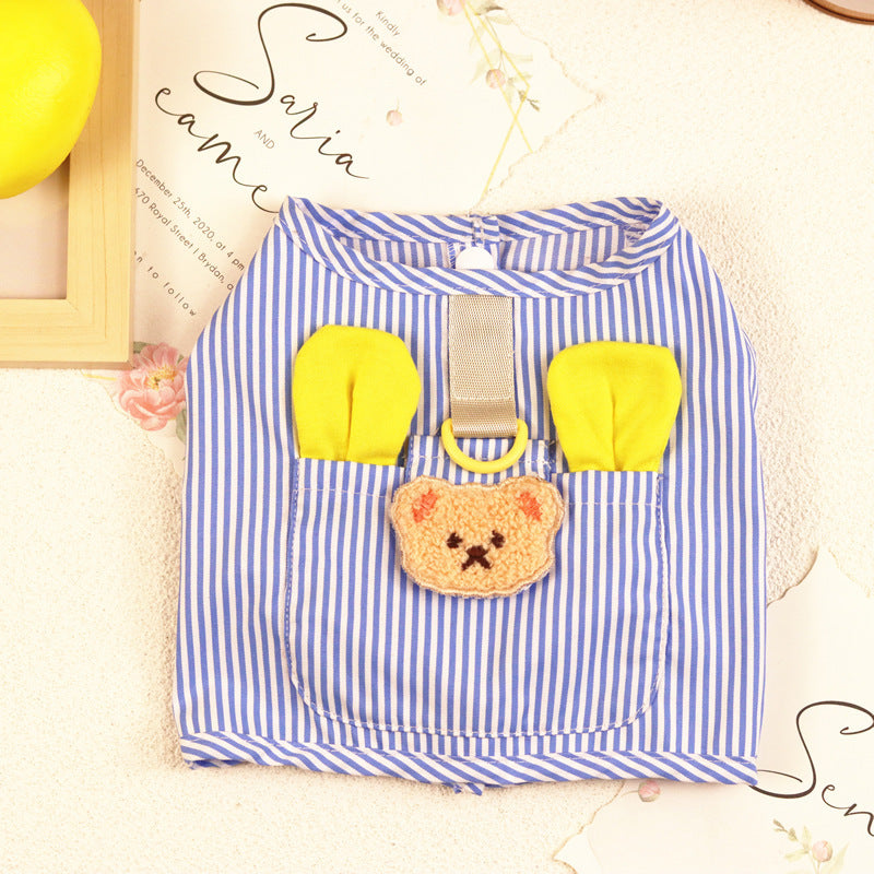 Veste personnalisée pour chien en coton rayé bleu avec appliqué ourson et poches jaunes.