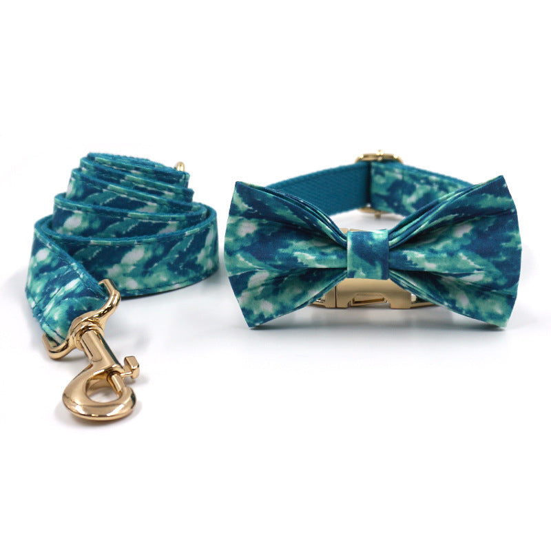Collier et laisse pour animaux avec nœud en tissu coton biologique, design élégant et décontracté.