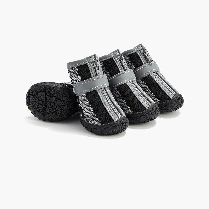 Chaussures pour chiens noires en rubber avec une bande grise, parfaites pour protéger les pattes des animaux.