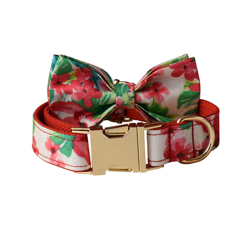 Collier et laisse pour chien à imprimé floral rouge avec noeud papillon, en coton doux et élégant.