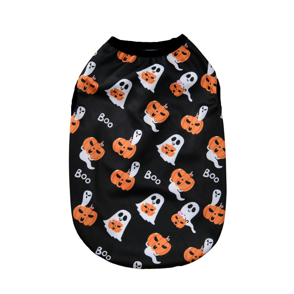 Costume d'Halloween pour chien avec motifs de fantômes et citrouilles sur fond noir.