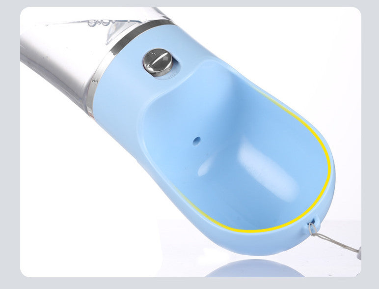 Gobelet d'eau portable en plastique pour animaux, couleur bleu, avec design pratique pour hydratation facile.