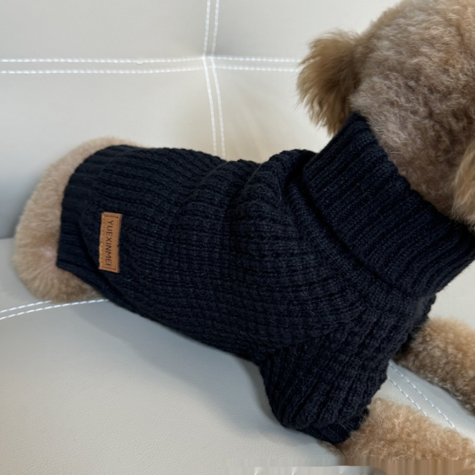 Pull en tricot turtleneck noir pour chien, doux et confortable, idéal pour garder votre animal au chaud.