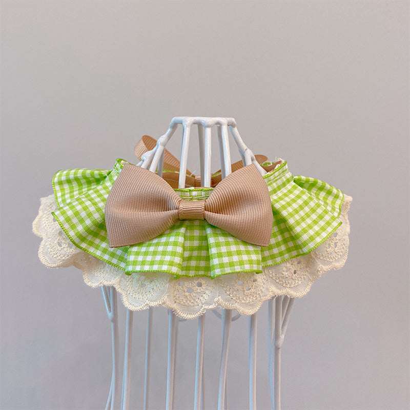 Nœud papillon vert à carreaux, accessoire élégant pour chats et chiens, avec dentelle blanche.