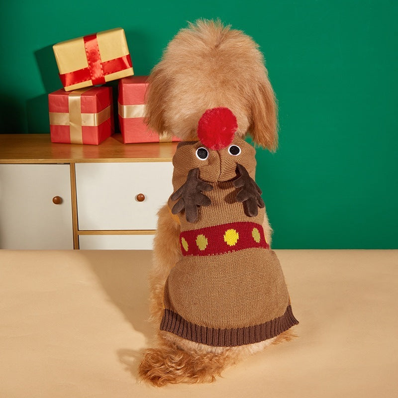 Chien portant un pull de Noël avec motifs festifs, devant des cadeaux, parfait pour les fêtes.