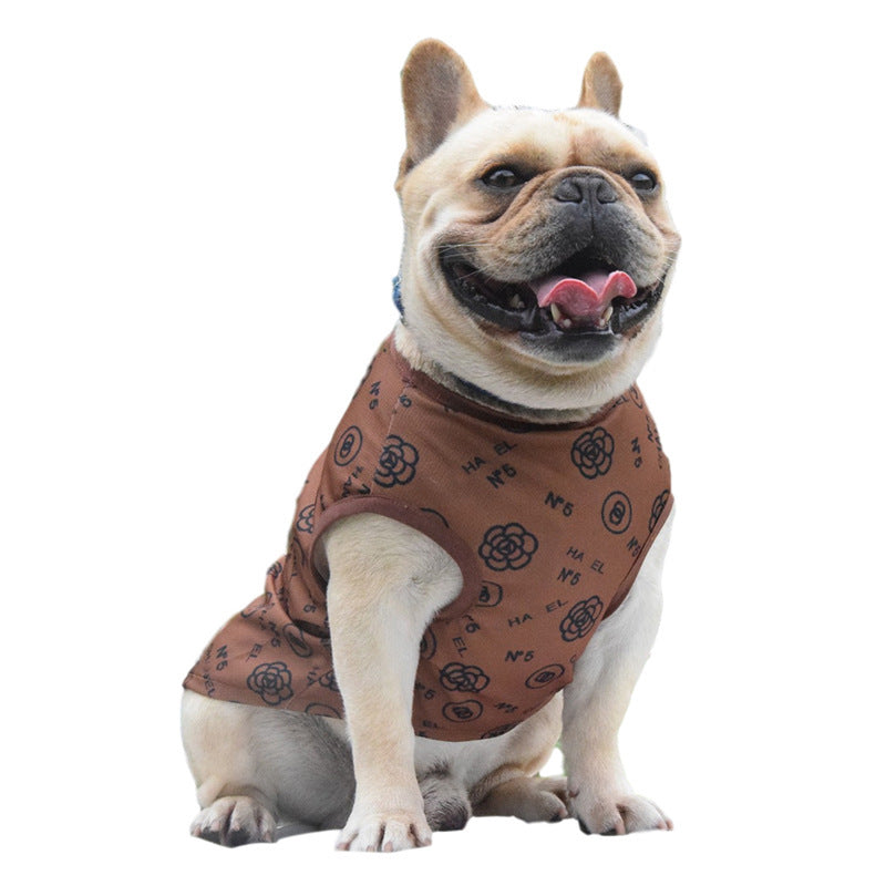 Gilet imprimé pour chien en teinte café, confortable et léger, idéal pour les aventures en extérieur.