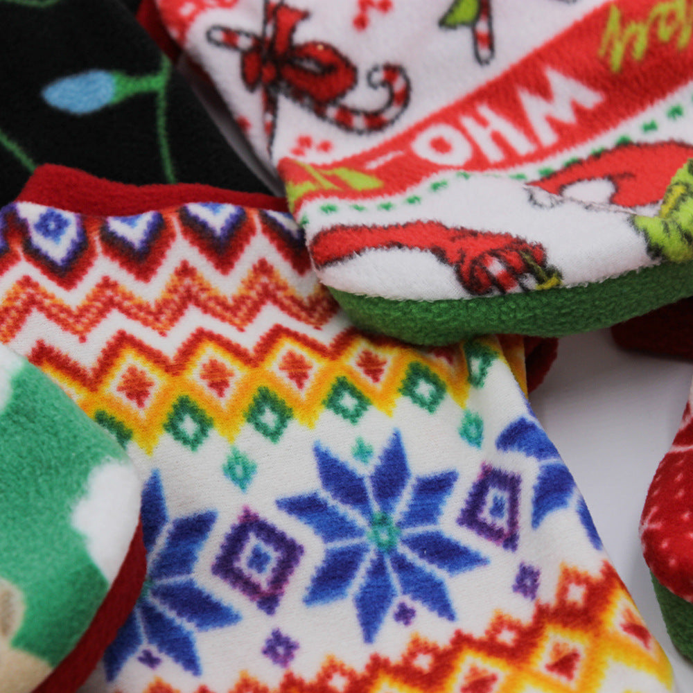 Foulards en polaire colorée pour chiens à motifs festifs de Noël, parfaits pour l'hiver.