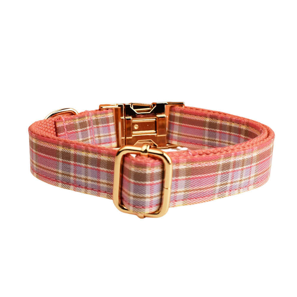 Collier à carreaux rose pour chien avec boucle dorée, accessoire élégant pour animaux.