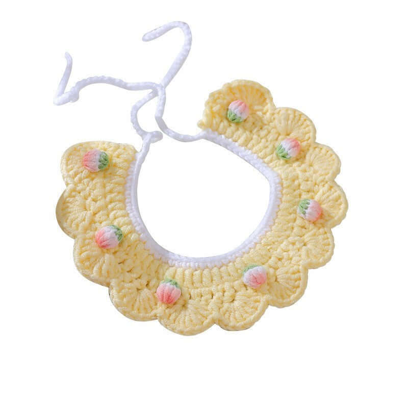 Collier en laine jaune pour animaux, orné de pompons roses, parfait pour un look élégant et confortable.