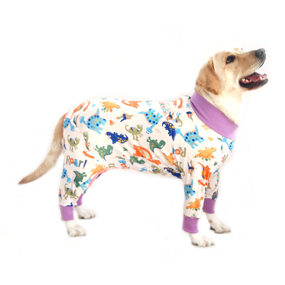 Chien portant des vêtements en coton mignons avec motif de dinosaures, ajoutant confort et style.