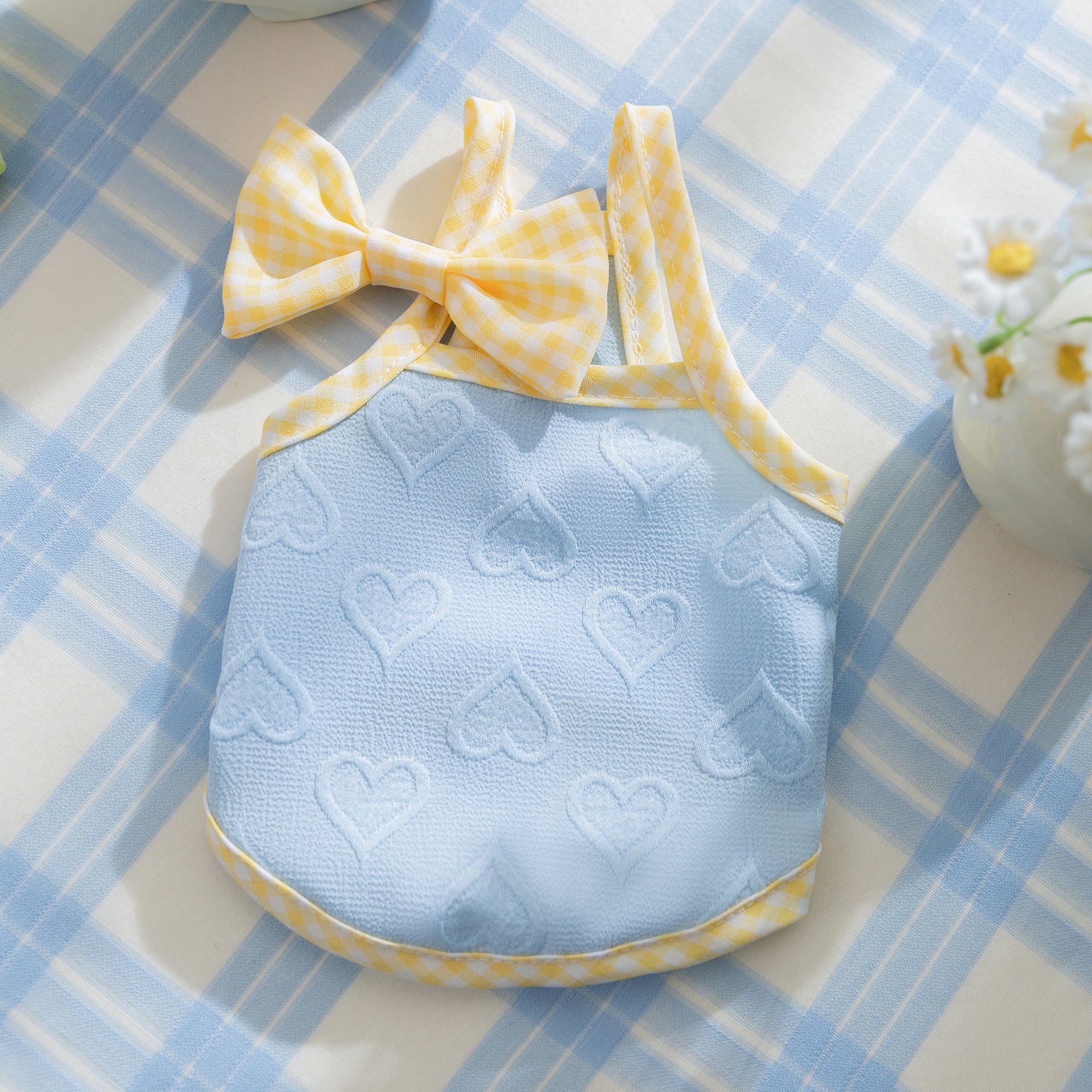 Salopette texturée cœur pour petits chiens en coton biologique, couleur bleu et jaune avec nœud élégant.