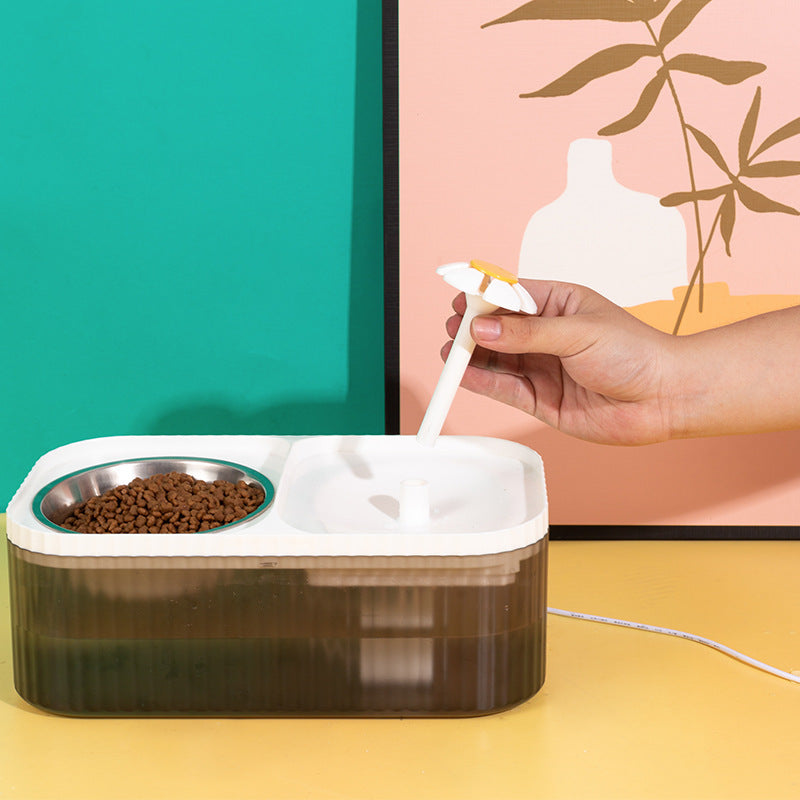 Distributeur Automatique d'Alimentation pour Chats et Chiens avec bols et main ajustant l'alimentation.