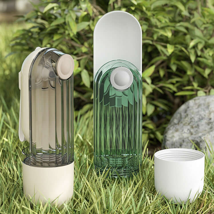Gobelet d'eau 2 en 1 pour animaux, coloris vert, pratique pour l'hydratation lors des promenades en extérieur.