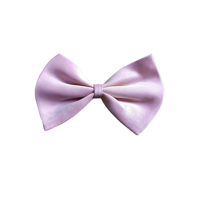 Nœud en satin rose, accessoire élégant pour collier d'animaux ou vêtements pour animaux.