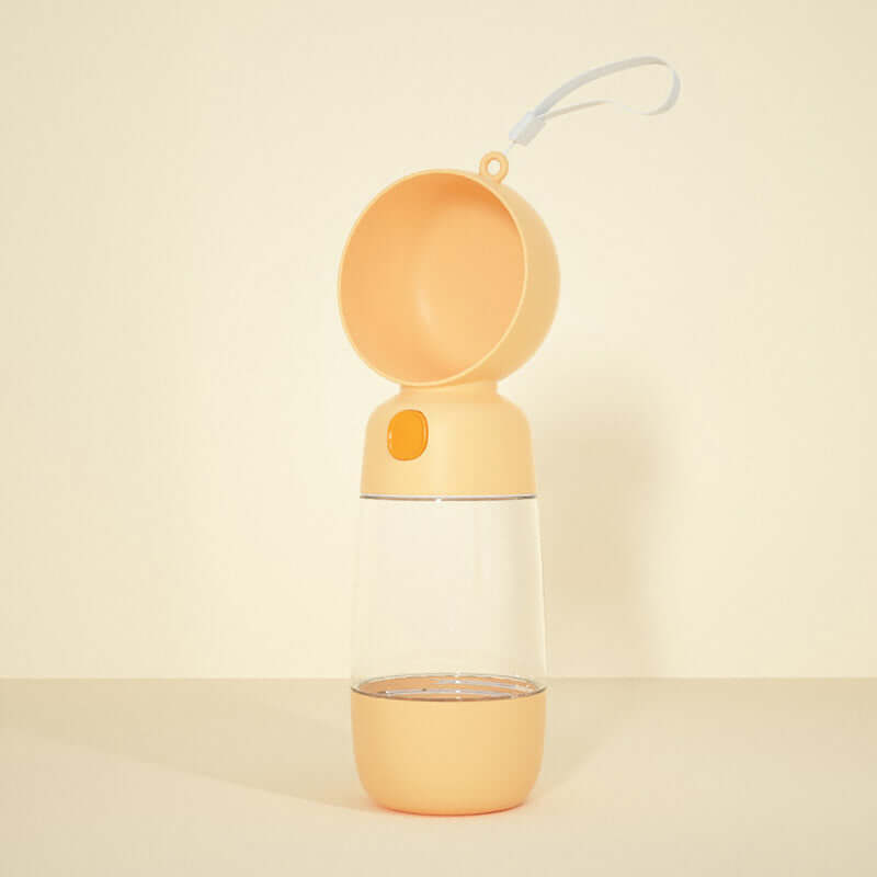 Gourde portable pour chien en plastique durable, idéale pour l'hydratation lors des sorties avec votre animal.