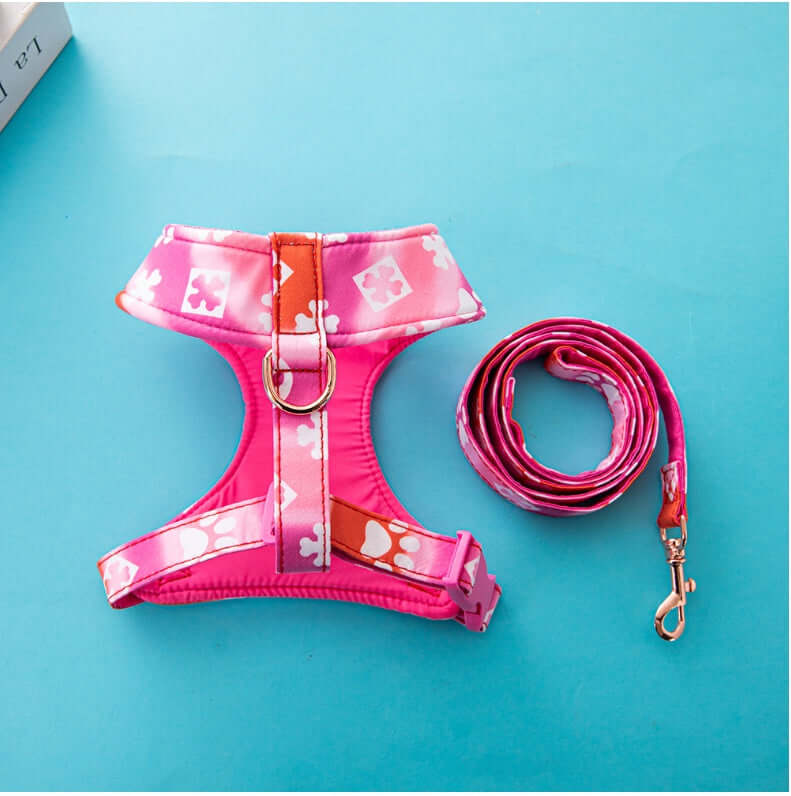 Harnais et corde de traction rose pour chien, idéal pour des promenades sécurisées et confortables.