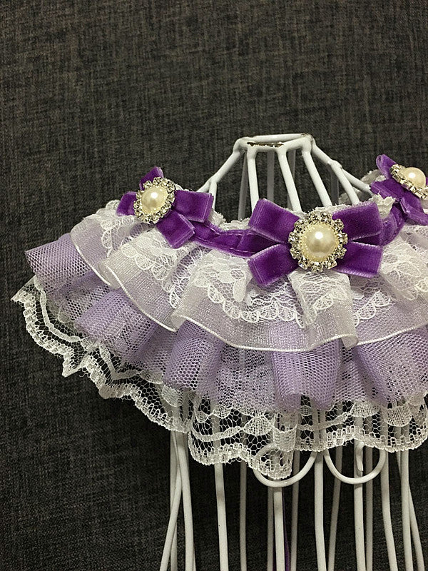 Collier nœud papillon violet en tissu pour animaux avec détails en dentelle et perles.