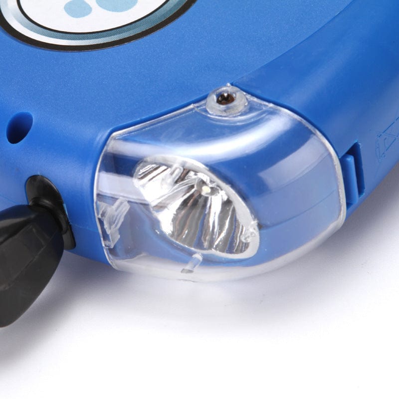Laisse rétractable pour chien avec lampe torche intégrée pour des promenades sécurisées, idéale pour les propriétaires d'animaux.