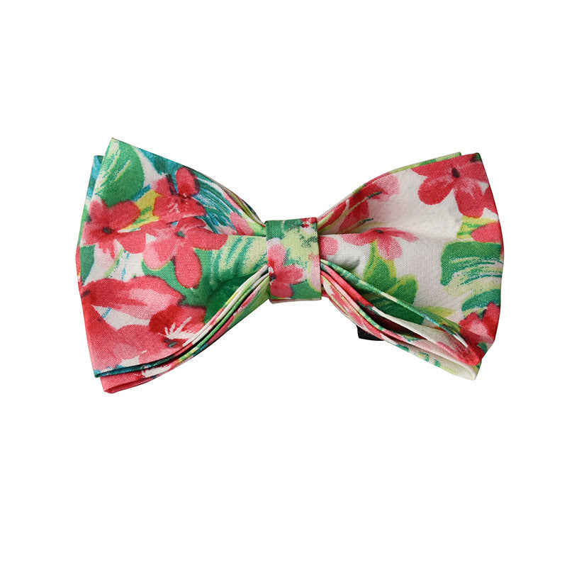 Noeud papillon floral coloré avec fleurs rouges et vertes, idéal pour accessoiriser vos animaux de compagnie.