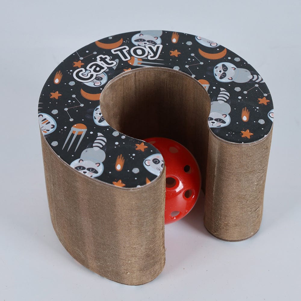 Jouet interactif pour chat en papier avec balle rouge à l'intérieur, décoré d'illustrations amusantes de ratons laveurs.