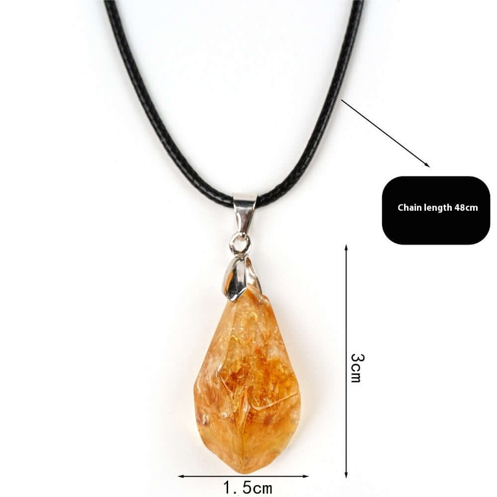 Pendentif en citrine naturelle sur cordon en cuir, forme irrégulière et éclat doré, dimensions 3cm x 1.5cm.