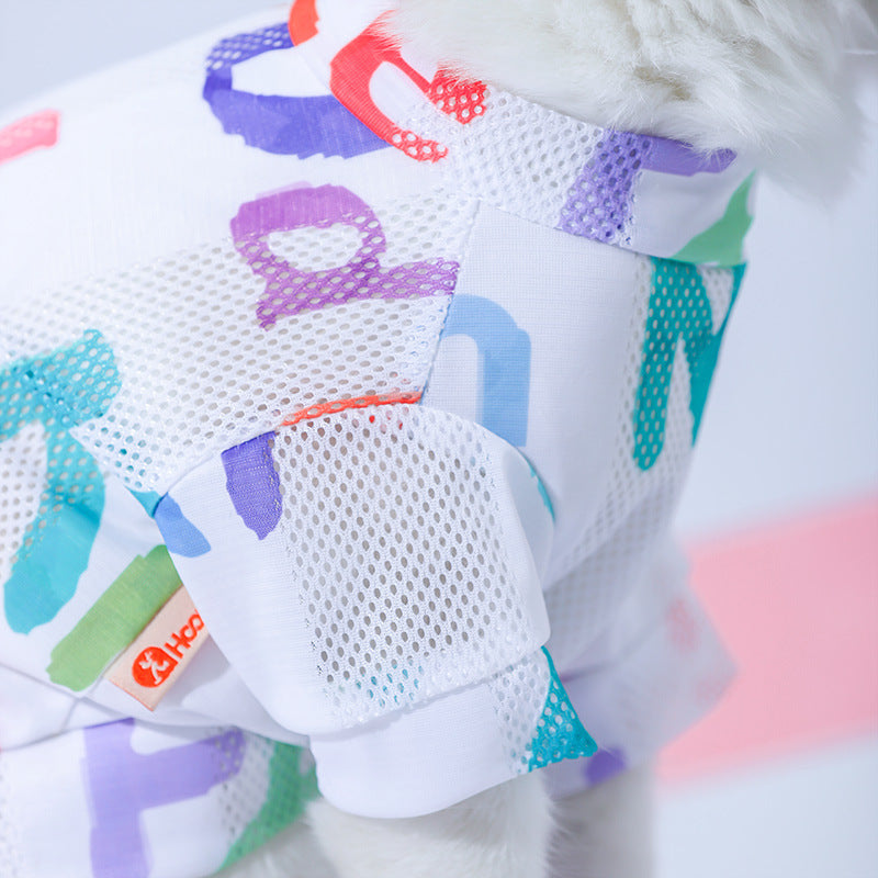 Gilet antichute de poils pour chat en polyester respirant, design coloré et amusant.