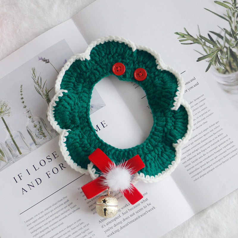 Écharpe de Noël en tricot vert avec cloche, pompon blanc et rubans rouges, idéale pour chiens et accessoires pour animaux.
